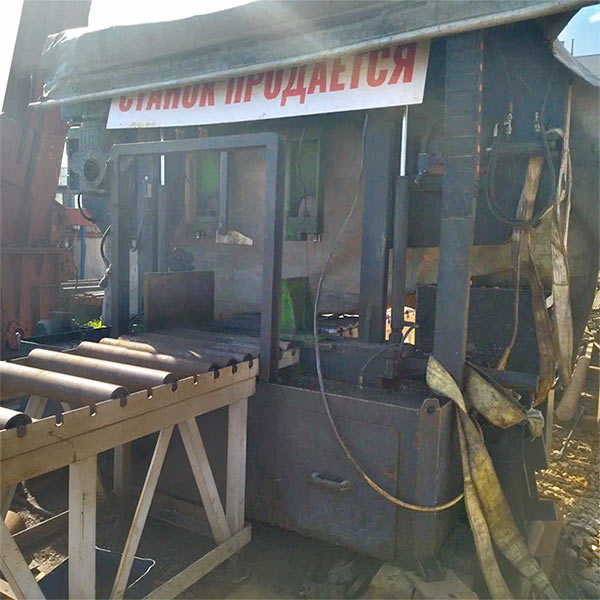 Ленточнопильный станок на складе